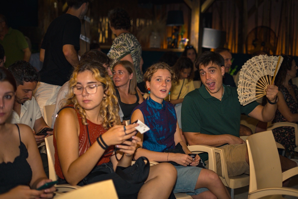 Pubblico animato in sala